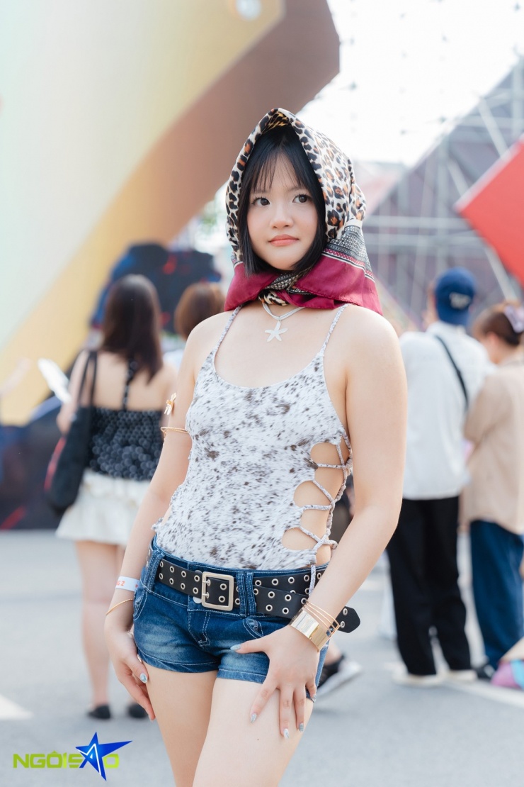 Fan nữ chuộng đồ hở đi xem concert Anh trai vượt chông gai - 11