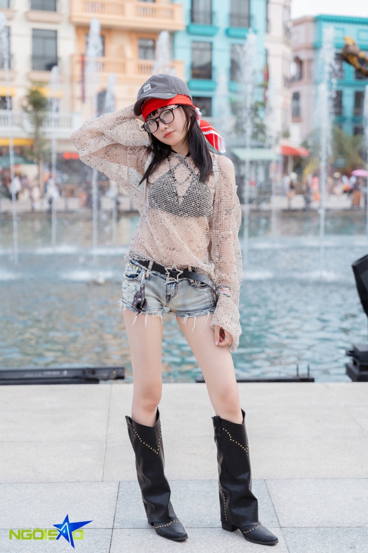 Fan nữ chuộng đồ hở đi xem concert Anh trai vượt chông gai - 14