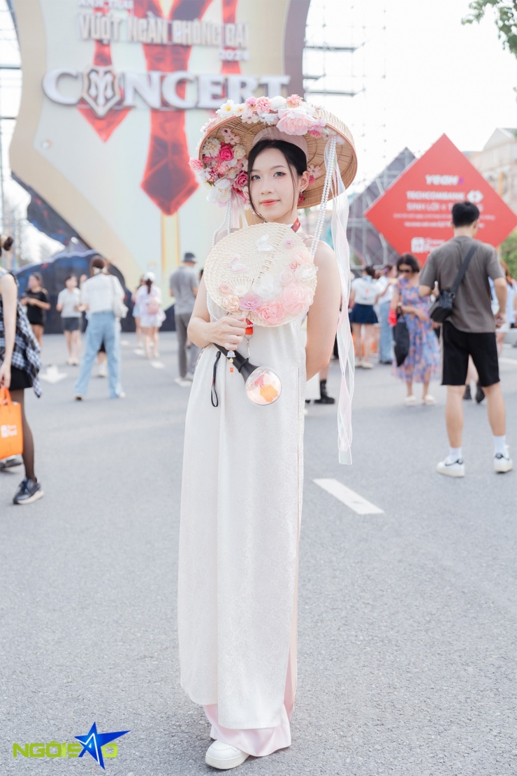 Fan nữ chuộng đồ hở đi xem concert Anh trai vượt chông gai - 15