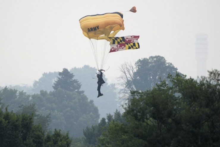 Một thành viên Đội nhảy dù Golden Knights của quân đội Mỹ hạ cánh trong sự kiện. Ảnh: AP