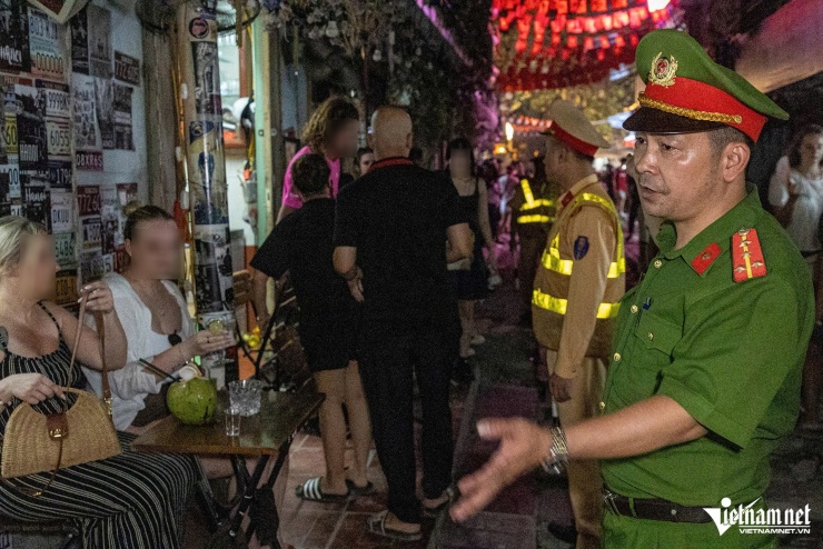 Lực lượng công an mời du khách trong hành lang đường sắt ra bên ngoài