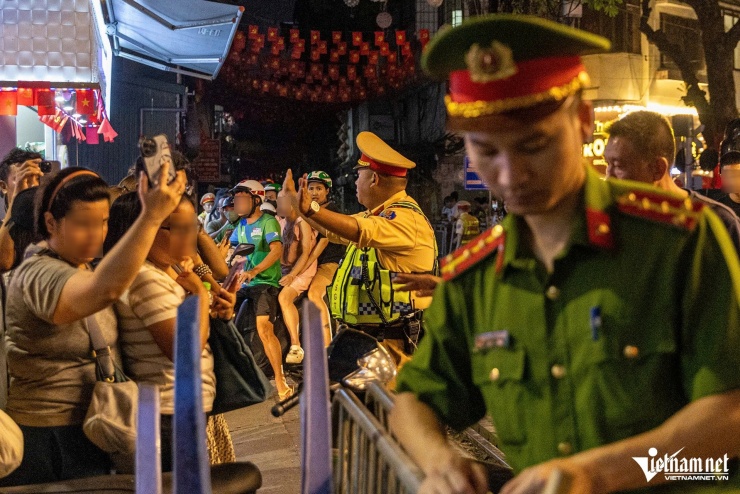 Diễn biến nóng tại phố cà phê đường tàu trong đêm sau vụ khách suýt bị tàu hỏa cán - 3