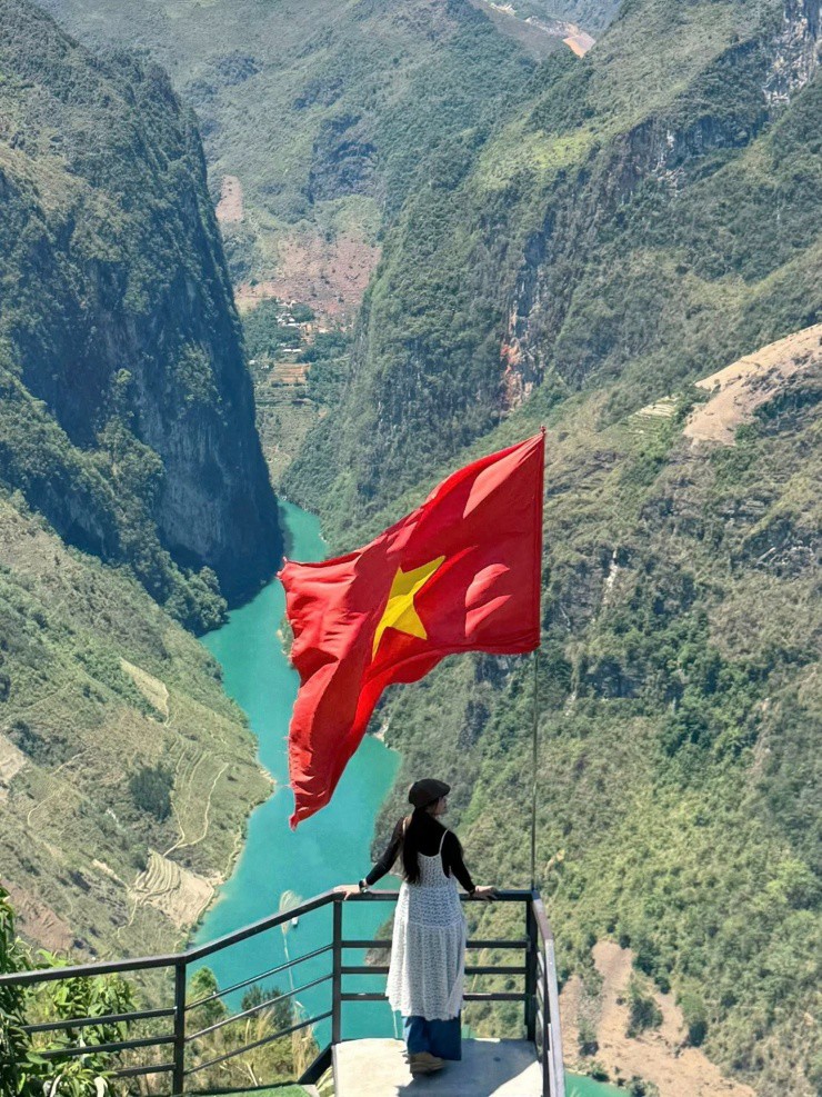 Du khách lưu lại những khoảnh khắc đáng nhớ.