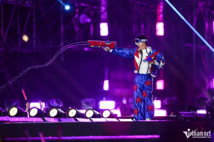 Tự Long, Soobin khóc cười cùng với fan, &#39;quẩy&#39; đến nửa đêm - 14