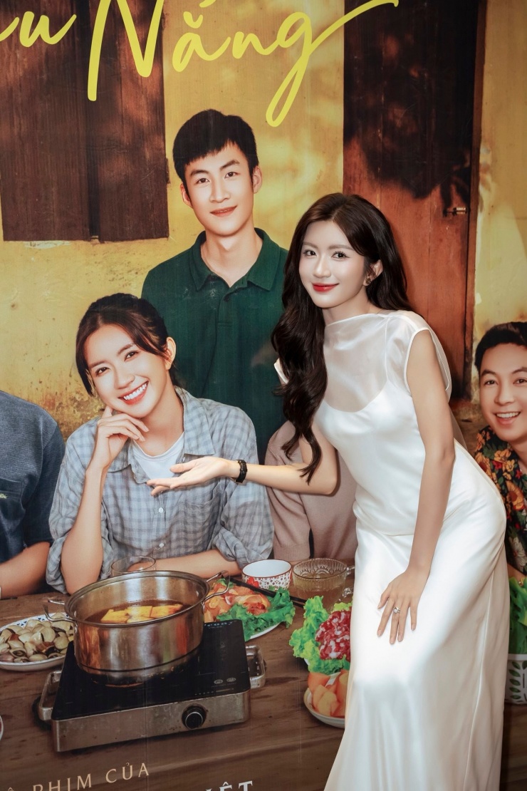 Trên phim, Hoa Xuân là gái quê nghèo thật thà, thẳng thắn và có phần khéo léo. Ngọc Huyền giới thiệu nhân vật của mình tại sự kiện ra mắt phim "Dịu dàng màu nắng".&nbsp;