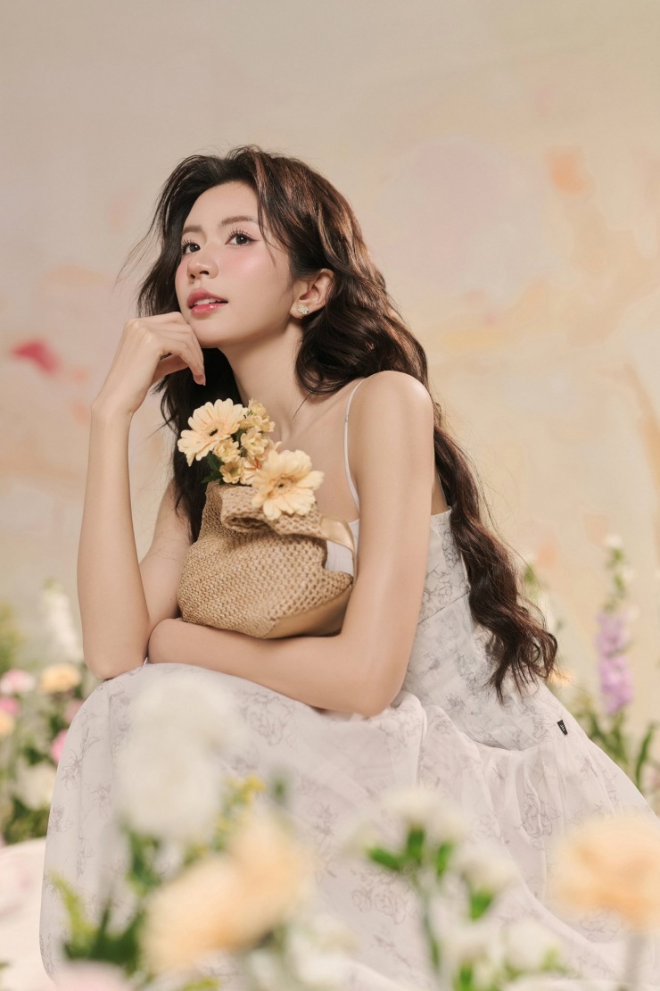 Cô dừng đóng phim gần 2 năm để tập trung cho gia đình nhỏ trước khi quay lại với "Dịu dàng màu nắng".&nbsp;