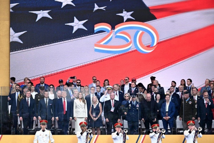  Tổng thống Mỹ Donald Trump và đệ nhất phu nhân Melania Trump tham dự lễ  duyệt binh kỷ niệm 250 năm thành lập Lục quân tại thủ đô Washington, D.C, vào ngày 14-6. Ảnh: AFP  