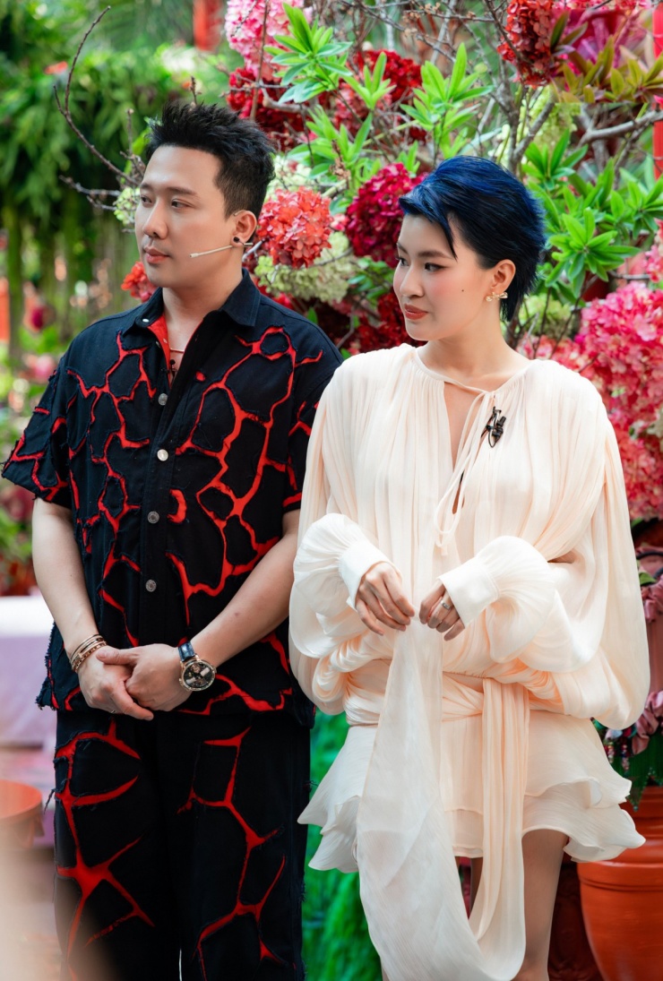 Rapper Pháo bên MC Trấn Thành (trái). Các đồng nghiệp khen cô nữ tính với váy xếp ly, khác lạ với phong cách hip hop quen thuộc.
