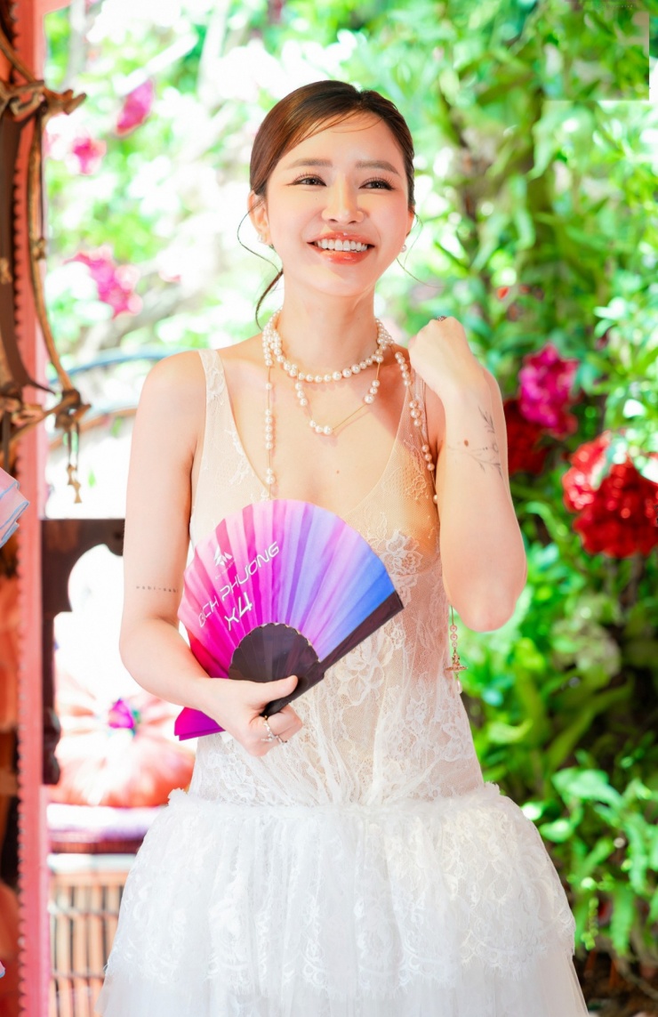 Bích Phương là đàn chị, có tuổi nghề lớn trong số 30 gương mặt tham gia show. Cô phối đầm ren xuyên thấu với vòng cổ ngọc trai.