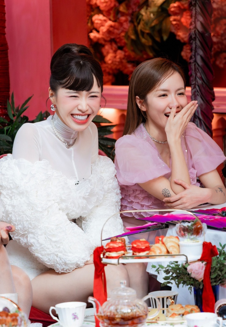 Ca sĩ Han Sara (trái) vui đùa bên Phương Ly. Họ kết hợp trang phục voan, lụa với các món phụ kiện theo phong cách nữ tính.