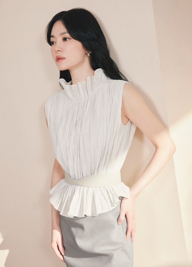 Dưới bài đăng của thương hiệu thời trang, nhiều người hâm mộ để lại bình luận ca ngợi nhan sắc không tỳ vết của mỹ nhân xứ Hàn. 'Cô ấy thực sự bùng nổ visual. Bản thân Song Hye Kyo đã là tác phẩm nghệ thuật', một khán giả bình luận.