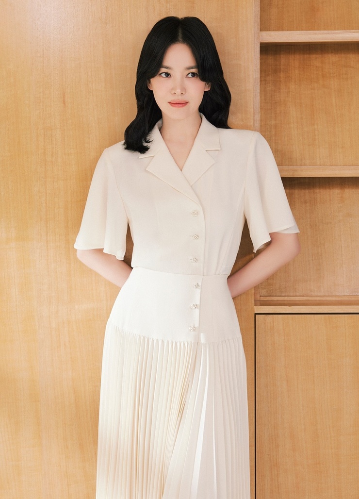 Song Hye Kyo diện trang phục công sở kín đáo, màu sắc nhã nhặn, được nhận xét phù hợp khí chất nữ diễn viên.