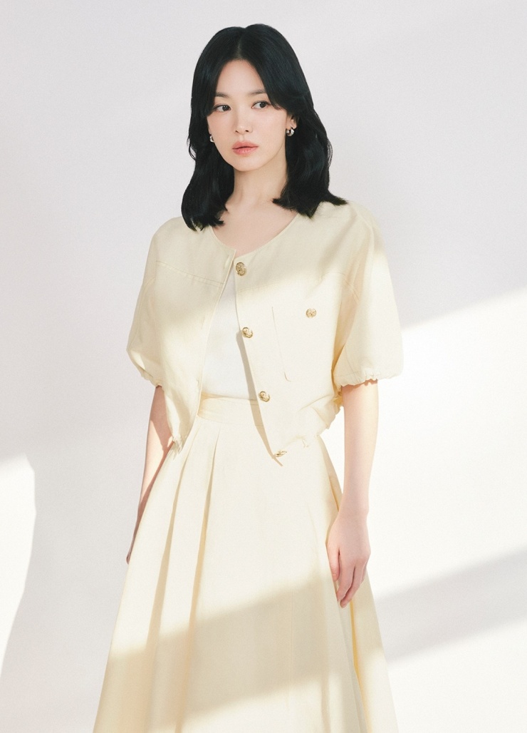 Mỹ nhân Hàn mặc set đồ màu pastel nền nã, tôn vẻ đẹp không tuổi. Bộ váy của Song Hye Kyo còn được nhận xét là 'chuẩn mực cho trang phục dự cưới'.