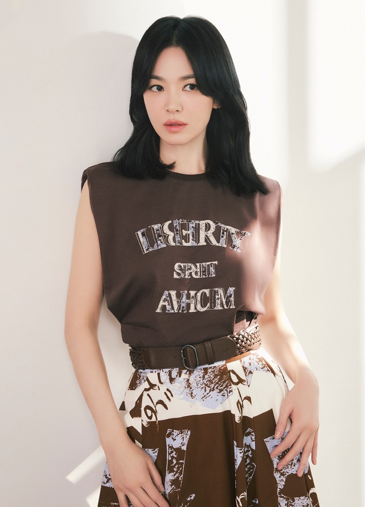 Bộ sưu tập mới của MICHAA cũng xen kẽ các thiết kế trẻ trung, thích hợp tinh thần mùa hè.