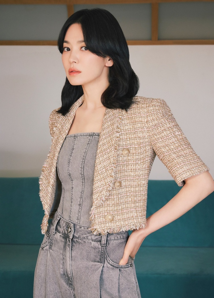Song Hye Kyo sinh năm 1981, ra mắt với vai trò người mẫu rồi thử sức đóng phim từ năm 16 tuổi. Năm 2000, cô trở thành sao hạng A nhờ vai chính trong phim 'Trái tim mùa thu'. Cô đóng 'All In' (2003), 'Full House' (2004), 'Hậu duệ mặt trời' (2016), 'The Glory' (2023)...