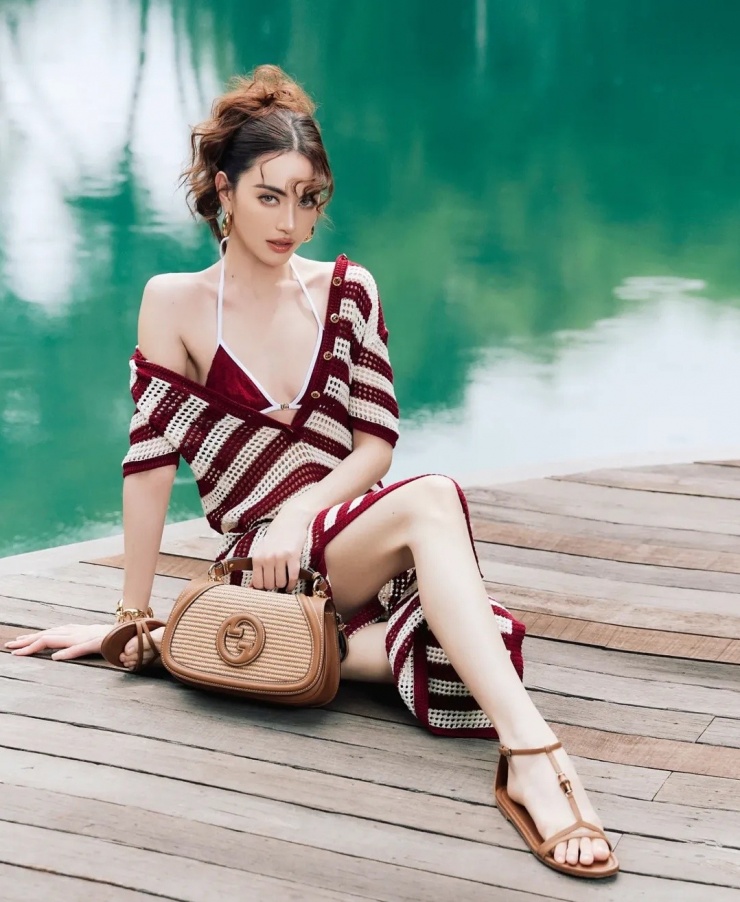 Hiện minh tinh làm đại sứ, cộng tác với khoảng 30 thương hiệu. Gần ba năm nay, Mai Davika, Miss Universe 2015 Pia Wurtzbach và ca sĩ Hồ Ngọc Hà gặp gỡ tại sự kiện của một hãng trang sức xa xỉ, thường tương tác trên trang cá nhân của nhau.