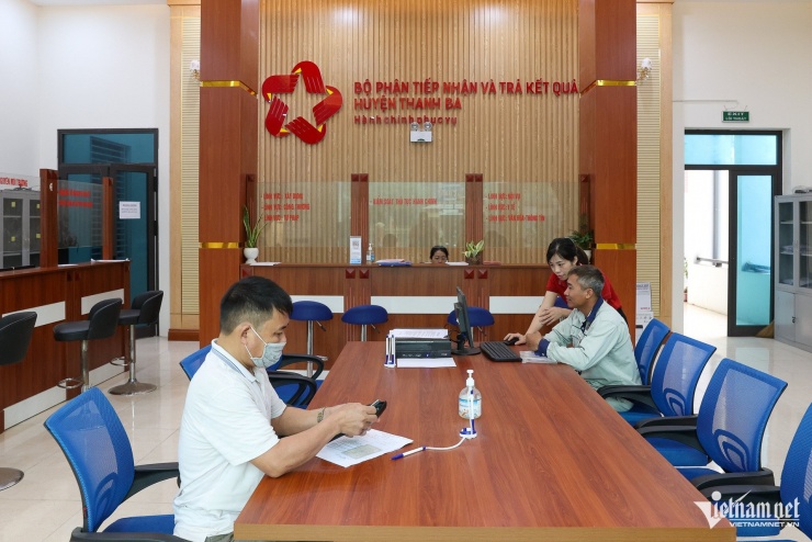 Với mô hình Trung tâm Phục vụ hành chính công một cấp, các địa phương có thể chủ động bố trí linh hoạt các chi nhánh, điểm tiếp nhận, trả kết quả TTHC cho người dân và doanh nghiệp. Ảnh minh họa: Phạm Hải