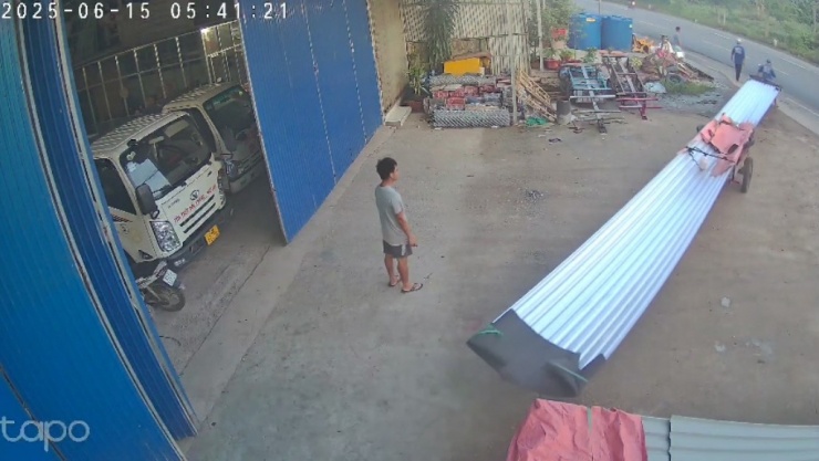 Xe tự chế chở tôn trước khi xảy ra tai nạn. (Ảnh cắt từ clip).