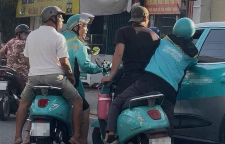 Nhóm thanh niên hành hung tài xế và đập kính, cửa xe. Ảnh: Cắt từ clip