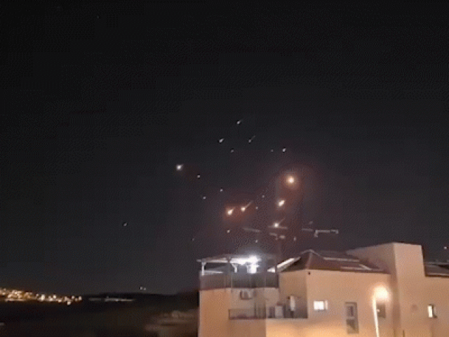Giây phút 'mưa tên lửa Iran' dội xuống thành phố Israel