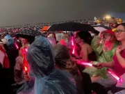 Biển người đổ về Hưng Yên ngày thứ 2, đằm trong mưa giông tầm tã