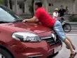 Công an làm việc với tài xế và người đàn ông bám vào capo ô tô chạy giữa phố