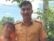 Thượng úy công an bơi giữa dòng nước lũ cứu bé trai