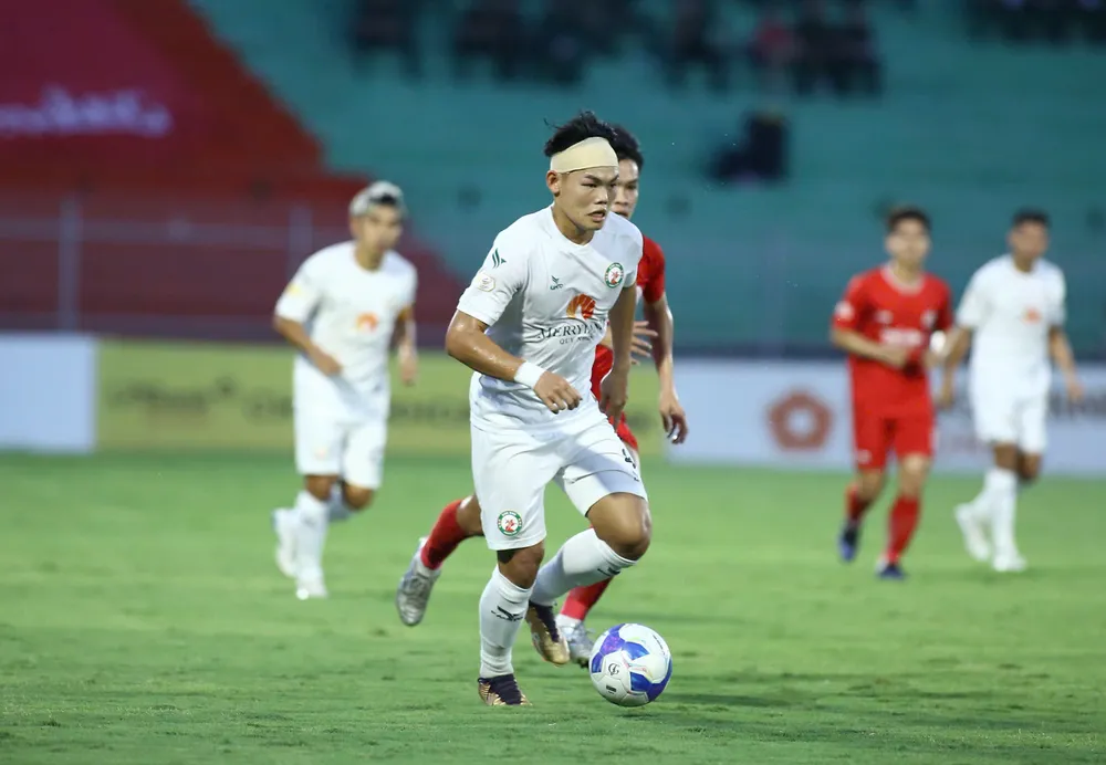 "Cái tội" của QN.Bình Định là "sụp hầm" nặng khi thua CA.Hà Nội 1-5 ngày 3-6, nên phải đá chung kết ngược với TP.HCM rồi vòng cuối lại tiếp Hà Nội FC cực mạnh. Ảnh: VPF