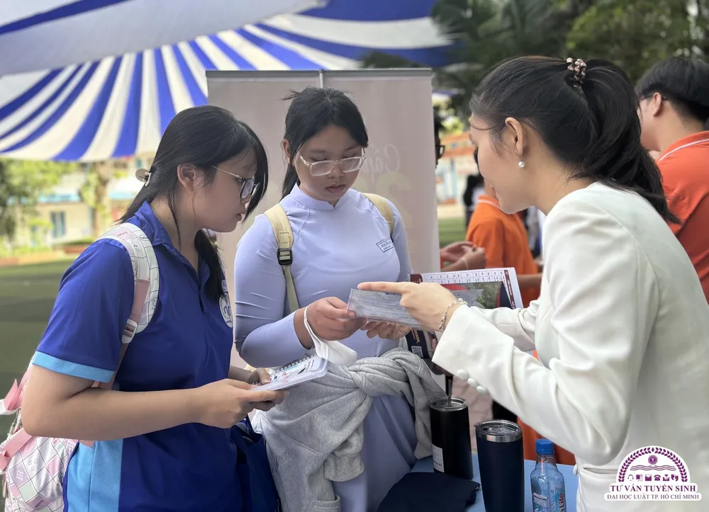 Thí sinh tìm hiểu thông tin tuyển sinh của Trường ĐH Luật TP.HCM. Ảnh: NT