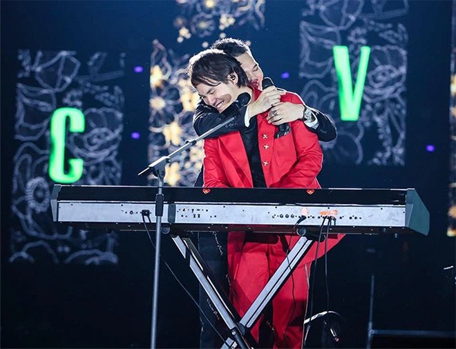 Hai anh em Khắc Việt - Khắc Hưng trong liveshow 'Gặp gỡ thanh xuân'.