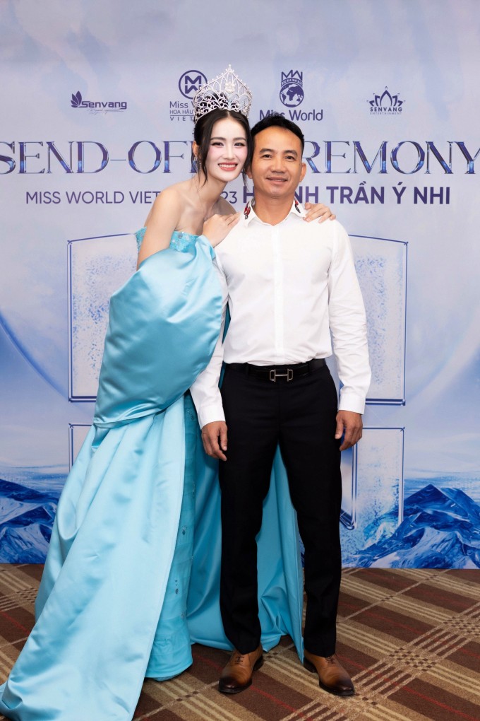 Ông Huỳnh Tấn Nguyên tới cổ vũ tinh thần con gái tại sự kiện khởi động hành trình dự thi Miss World 2025, chiều 23/4 tại TP HCM.