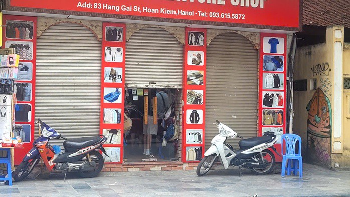 Hộ kinh doanh chỉ mở cửa hé để đón khách hàng, nhằm né kiểm tra hàng giả, hàng nhái từ cơ quan chức năng