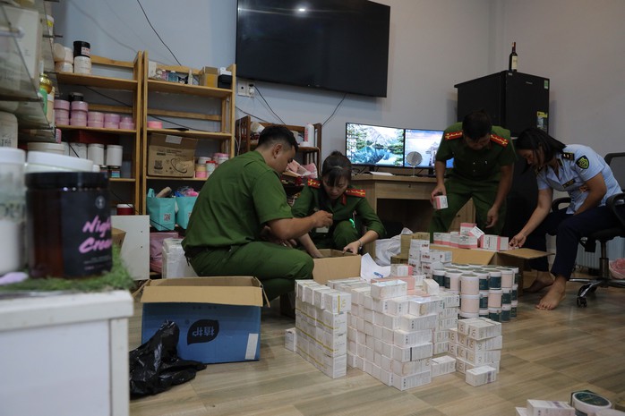 Lực lượng công an kiểm tra điểm sản xuất mỹ phẩm giả