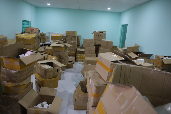 Số lượng mỹ phẩm giả được đóng vào thùng chuẩn bị tuồn ra thị trường