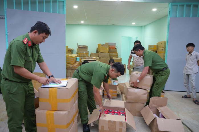 Lực lượng công an thu giữ nhiều tang vật