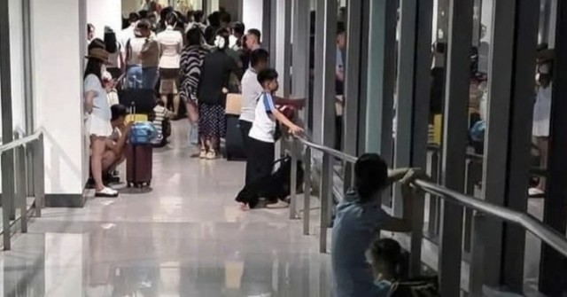 Hành khách bay đêm phản ánh bị "mắc kẹt" ở hành...