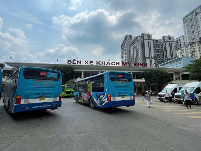 Bến xe Mỹ Đình nơi 2 mẹ con bị taxi “chặt chém” khách