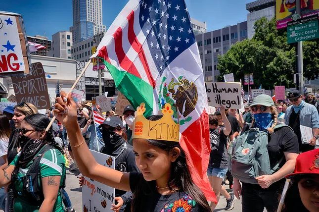 Đám đông tuần hành ở Los Angeles ngày 14/6. (Ảnh: AP)