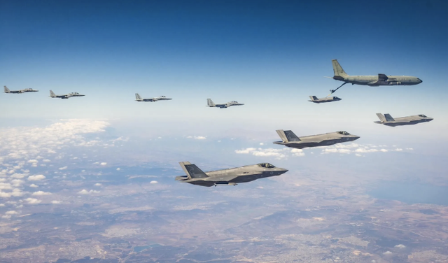 Máy bay F-35 và F-15 của Israel tiếp nhiên liệu trên không trong cuộc tấn công mô phỏng vào Iran. (Nguồn: MW)