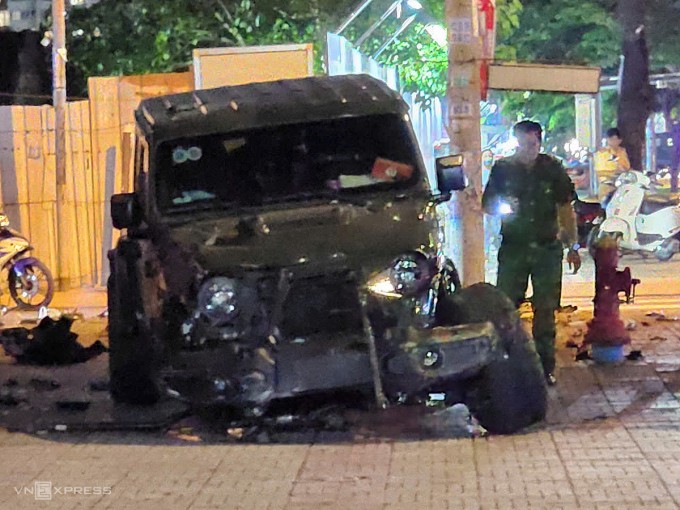 Xe Jeep gãy trục trước, một bánh văng ra xa, tối 15/6. Ảnh: Đình Văn
