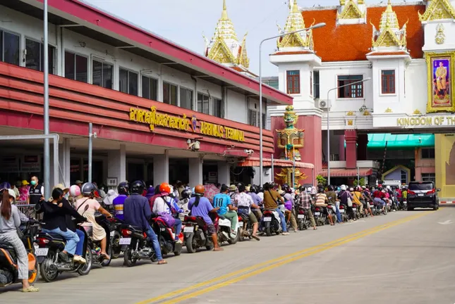 Người dân xếp hàng chờ mở trước một cửa khẩu Campuchia - Thái Lan. (Ảnh: Khmer Times)