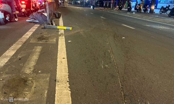 Vết cày gần 100 m ở hiện trường sau tai nạn. Ảnh: Đình Văn