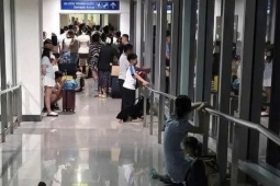 Hành khách bay đêm phản ánh bị " mắc kẹt " ở hành lang sân bay Tân Sơn Nhất