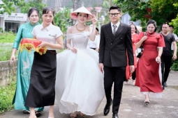 Cưới bạn thân cùng xóm, cô dâu đọc lời thề nguyện khiến chú rể rơi nước mắt