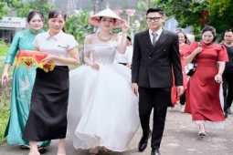 Cưới bạn thân cùng xóm, cô dâu đọc lời thề nguyện khiến chú rể rơi nước mắt
