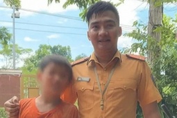 Thượng úy công an bơi giữa dòng nước lũ cứu bé trai