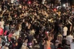 Hàng trăm  " quái xế "  tụ tập, la hét náo loạn cả tuyến phố trung tâm Hải Phòng