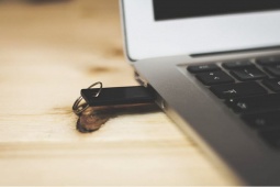 Thói quen tai hại 99% người dùng mắc phải: Cắm USB lạ và cái kết "đắng"