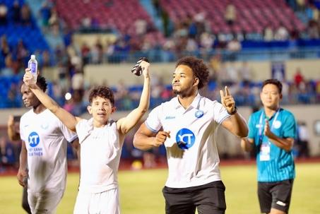 Nam Định vô địch V-League lần thứ 2 liên tiếp, Xuân Son "quẩy" cực sung ăn mừng