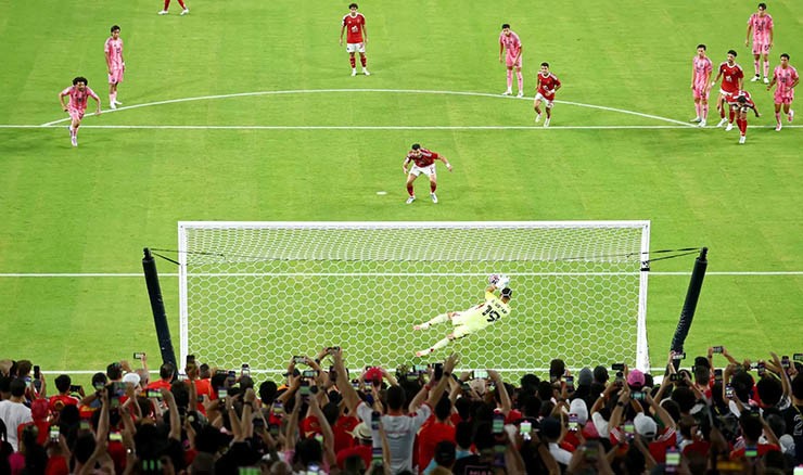 Thủ môn Ustari cản phá quả penalty cho Inter Miami